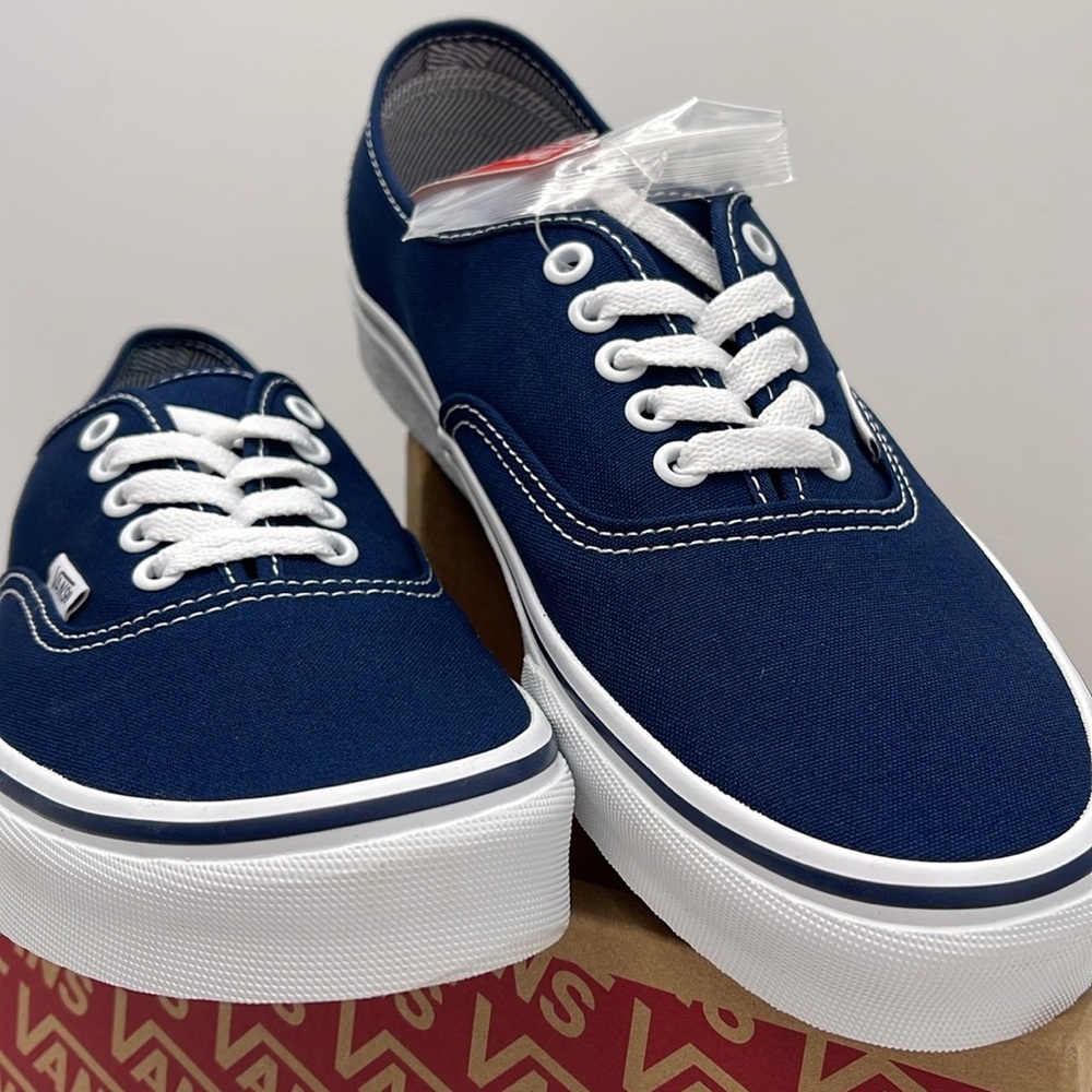 Vans • WMNS Authentic (Angstrplng) Dress Blue/True White
VN000EE332D
Sneakers - Picture 14 of 16